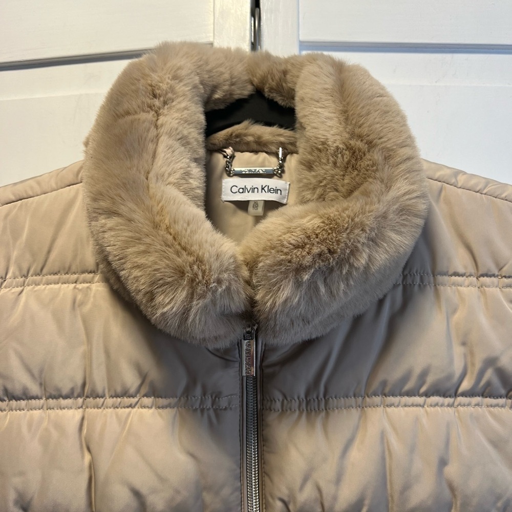 NWT Calvin Klein Tan Quilted Vest with Faux Fur Collar Size Women’s XL Color Tan - Picture 2 of 12